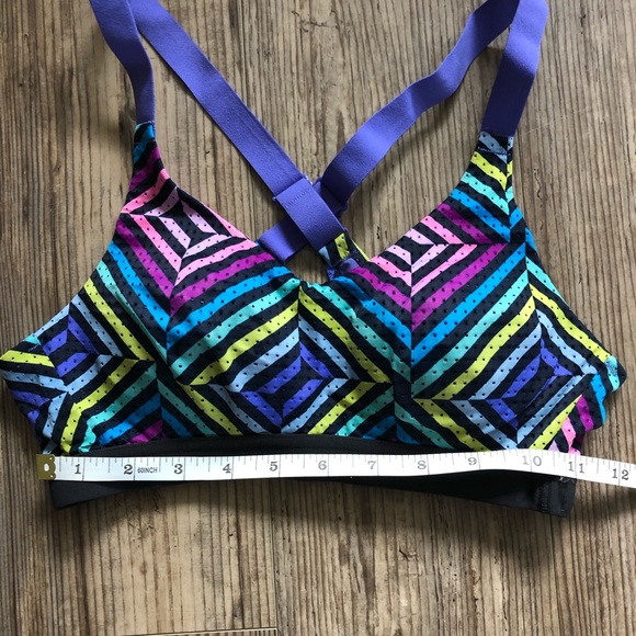 Victoria’s Secret sports bra with adjustable straps and geometric design - Picture 3 of 9